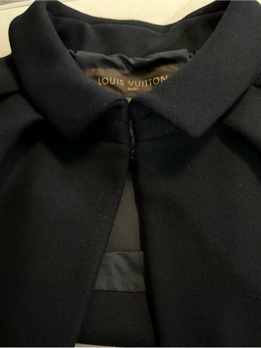 LOUIS VUITTON BLACK WOOL CAPELET - SIZE EU38